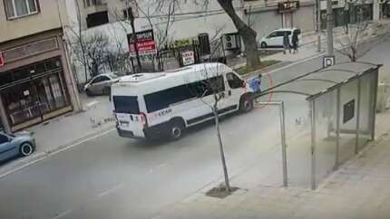 Sokak köpeklerinden kaçarken minibüsün altında kaldı!