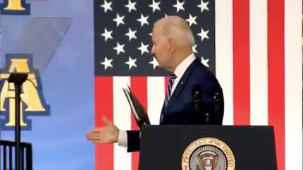 ABD Başkanı Biden'ın o görüntüleri olay oldu: Boşlukla tokalaştı