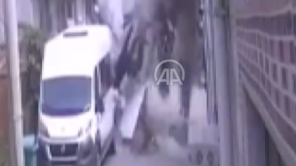 Bursa'da sokağa düşen uçağın binalara çarptığı korkunç anlar kamerada!