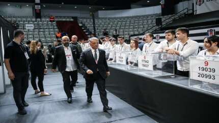 Beşiktaş başkanlık seçimlerinde sonuç kesinleşti! Ahmet Nur Çebi yeniden seçildi
