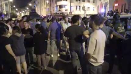 Esenyurt'ta hareketli anlar! Cinsel taciz ettiği anlaşılan şahsı linçten polis ekipleri kurtardı