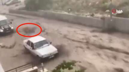Siparişi bırakmaya giden kurye döndüğünde motorunun sele kapıldığını gördü