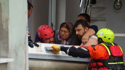 Zonguldak'ı kuvvetli yağış vurdu! Sular altında kalan mahallede vatandaşlar botla kurtarıldı