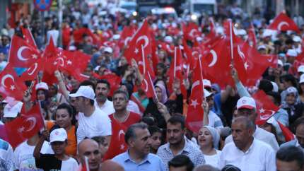 Milyonlar tek yürek oldu! Tüm yurtta 15 Temmuz Demokrasi ve Bayrak Yürüyüşü düzenlendi