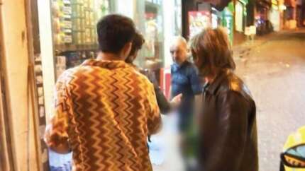 Dünyaca ünlü Arctic Monkeys grubunun Beyoğlu'nda olaylı gecesi: Bakkal küfür ederek kovdu!