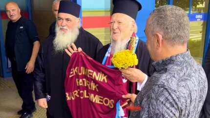 Bartholomeos'a 'Ekümenik Patrik' yazılı forma hediye edilmesine büyük tepki: Vatana ihanetle eşdeğer
