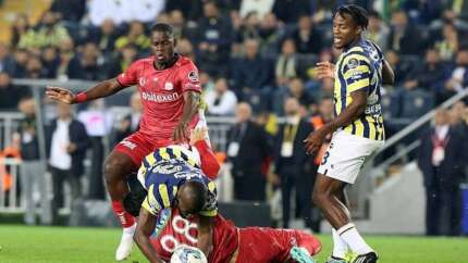 Fenerbahçe - Sivasspor maçında penaltı kararı! Hakem beyaz noktayı gösterdi...
