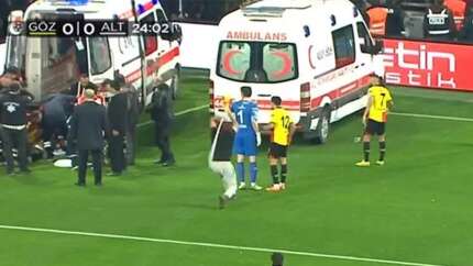 İzmir derbisinde skandal olay! Sahaya giren taraftar korner bayrağının sopasıyla kaleciye saldırdı...