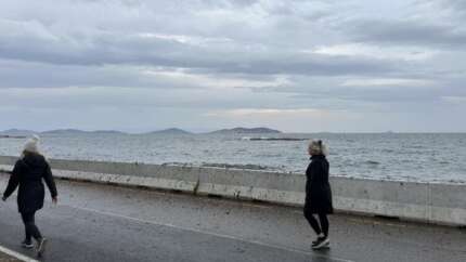 İstanbul'da şaşırtan görüntü! Caddebostan Sahili'ni kırmızıya boyandı