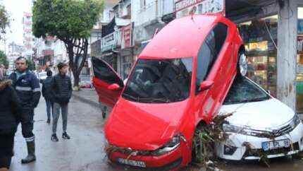 Kumluca’da sel araçları üst üste çıkardı