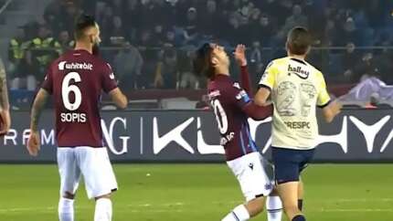 Trabzonspor - Fenerbahçe derbisinde kırmızı kart çıktı! Miguel Crespo takımını 10 kişi bıraktı...