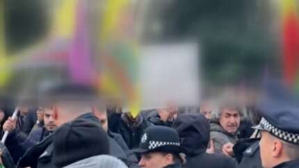 PKK yandaşları Londra'daki Türk Büyükelçiliği'ne saldırdı!