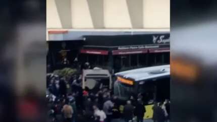 İstanbul'da feci kaza! İETT otobüsü durağa daldı