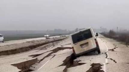 Depremin şiddeti gözler önünde! Hatay Havalimanı pisti yarıldı, araçlar asfalttaki dev yarıklara düştü