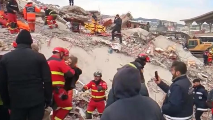 106 saat sonra mucize kurtuluş! Enkazdan 2 çocuk canlı kurtarıldı