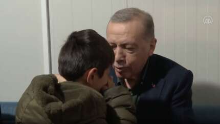 Cumhurbaşkanı Erdoğan'ı gören depremzede çocuk gözyaşlarını tutamadı! O anlar kamerada...