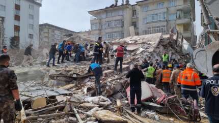 Malatya'da 5.6 büyüklüğünde deprem: 22 bina yıkıldı! 1 kişi hayatını kaybetti...