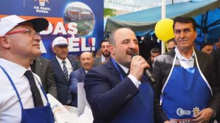 Bakan Varank, pazarcı önlüğü ile tezgah başında! "Gel vatandaş gel, icraata gel"