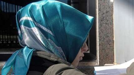 KKTC'de diploma töreninde başörtüsü skandalı: Öğrencinin başını şiddet kullanarak zorla açtılar! Emine Erdoğan'a mektup yazarak yaşadığı zulmü anlattı
