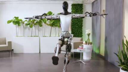 İlk tanıtıldığında ayakta duramıyordu: Tesla'nın robotu Optimus'un yetenekleri geliştirildi