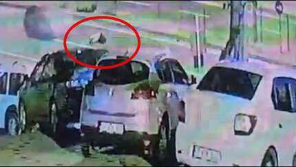 Yaşlı kadın önce motosikletin ardından da otomobilin altında kaldı! Dehşet anları kamerada...