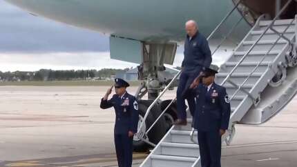ABD Başkanı Biden yine gündem oldu! Uçaktan inerken düşüyordu