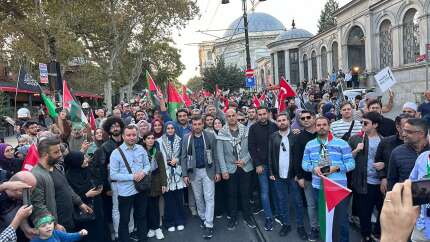İstanbul’da Filistin’e destek yürüyüşü! Binlerce kişi Beyazıt Meydanı’nda toplandı! Selçuk Bayraktar en önde katıldı
