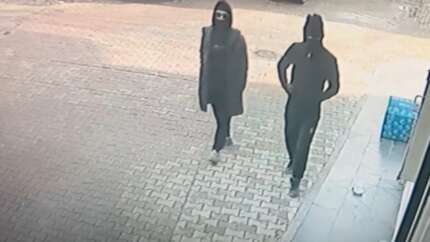 Kilise saldırganları olduğu düşünülen maskeli şahıslar güvenlik kameralarına yakalandı! Kamerayı görünce telaş yaptı...