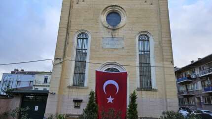 Silahlı saldırının düzenlendiği Santa Maria Kilisesi'ne Türk bayrağı asıldı