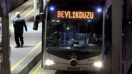 Arızalanan metrobüs can aldı! Metrobüs şoförüne metrobüs çarptı: Hayatını kaybetti!