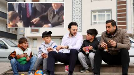 CHP'li Veli Gündüz Şahin'in yaptığı ırkçılıktan sonra yürek ısıtan anlar... AK Parti Ankara Gençlik Kolları Başkanı o çocuklarla buluştu
