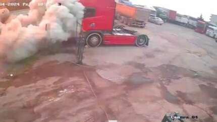 Ataşehir'de 2 kişinin canına mal olan yakıt tankerinin patlama anı kamerada!
