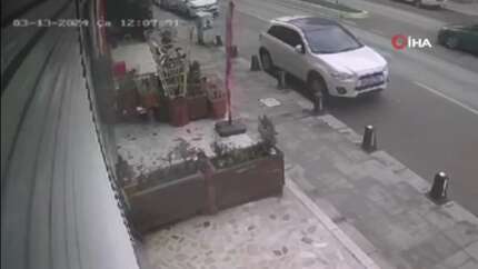 Sancaktepe’de otomobille otobüsün kafa kafaya çarpıştığı kaza kamerada