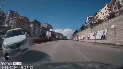 Otomobilin refüjü aşıp 3 otomobille çarpışması kamerada