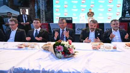 İzmir'de katıldığı programda konuşma yapan CHP Lideri Özgür Özel, Nisa Suresi'nin 58. ayetini, Hz. Peygamber'in hadisi zannederek okudu