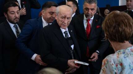 Devlet Bahçeli'nin kolundaki sargı ve yüzündeki morlukların nedeni belli oldu! MHP'den açıklama...