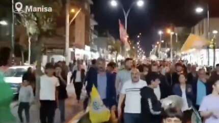 Van'da başlayan provokasyon Manisa'ya da sıçradı! DEM Partililer sokaklara çıktı! 'CHP uyuma' sloganları atılıyor...