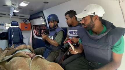 İsrail ordusu Nusayrat Mülteci Kampı'nı vurdu! TRT Arapça ekibinden bir grup gazeteci yaralandı