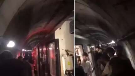 Metro arızalandı yolcular raylarda yürümek zorunda kaldı