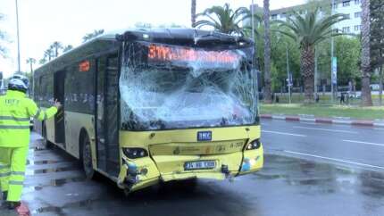 İstanbul Fatih'te 2 İETT otobüsü çarpıştı! Yaralılar var