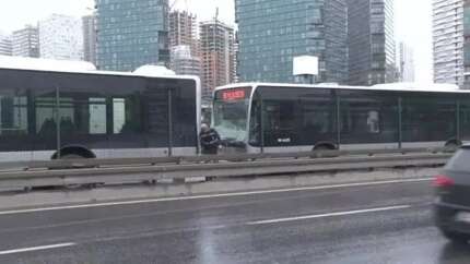 İstanbul Fikirtepe’de iki metrobüs çarpıştı
