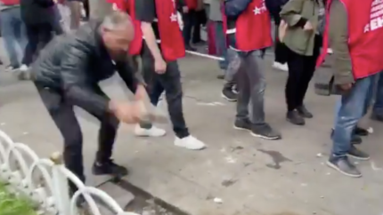 Sözde 1 Mayıs! Yasa dışı örgütler polise atmak için kaldırım taşlarını söktü! O anlar kameralara yansıdı