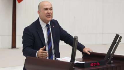 Dizide kullanılan silahları gerçek sanan CHP'li Murat Bakan'ın provokasyonu elinde patladı!