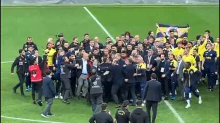 Fenerbahçeli futbolcular RAMS Park'ta bayrak açtı, ortalık yine karıştı!