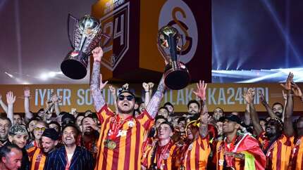 Galatasaray 24. şampiyonluk kupasını taraftarının önünde kaldırdı!