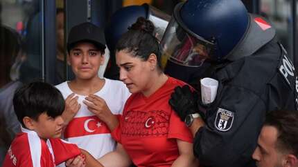 Alman polisinden Berlin'de, Türk taraftarlara çirkin müdahale: Yaş ve cinsiyet gözetmediler!