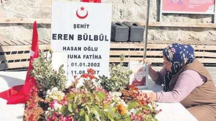 İyi ki varsın Eren... Teröristler tarafından şehit edilen Eren Bülbül ve Başçavuş Ferhat Gedik, şehadetinin 7. yıl dönümünde anılıyor! ''Eren’siz 7 yıl 7 bin yıl gibi geçti''