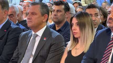 Cumhurbaşkanı Erdoğan'a oy verenlere 'Emcüklenmiş geri zekalılar' diyen Dilruba, Özgür Özel'in onur konuğu oldu!