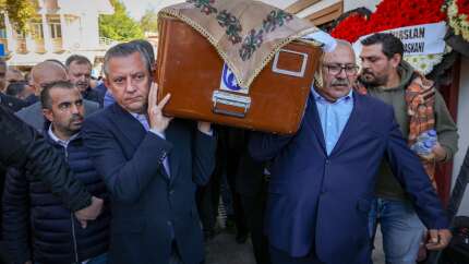 Eski Ayaş belediye başkanının kızı son yolculuğuna uğurlandı, tabutu Özgür Özel omuzladı
