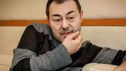 Serdar Ortaç, sahnede bir anda dondu kaldı! Şarkının sözlerini unuttu, hatırlamaya çalışsa da başarılı olamadı